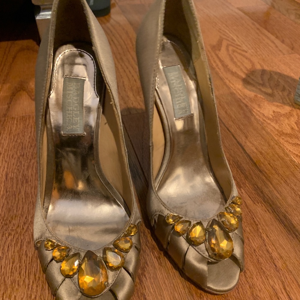Badgley Mischka satin pump